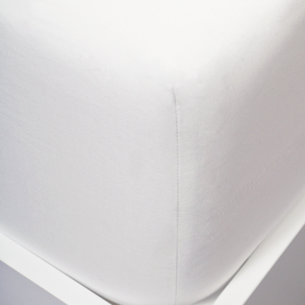 Close up image of fitted sheet corner on mattress